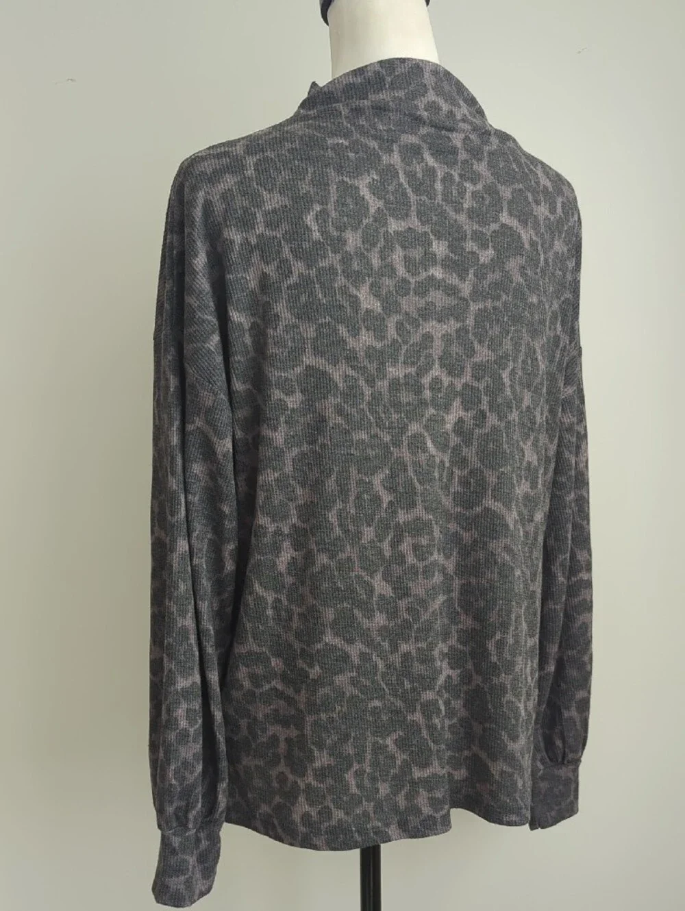 NWOT beachlunchlounge Gray & Taupe Leopard Mock Neck Sweater LARGE